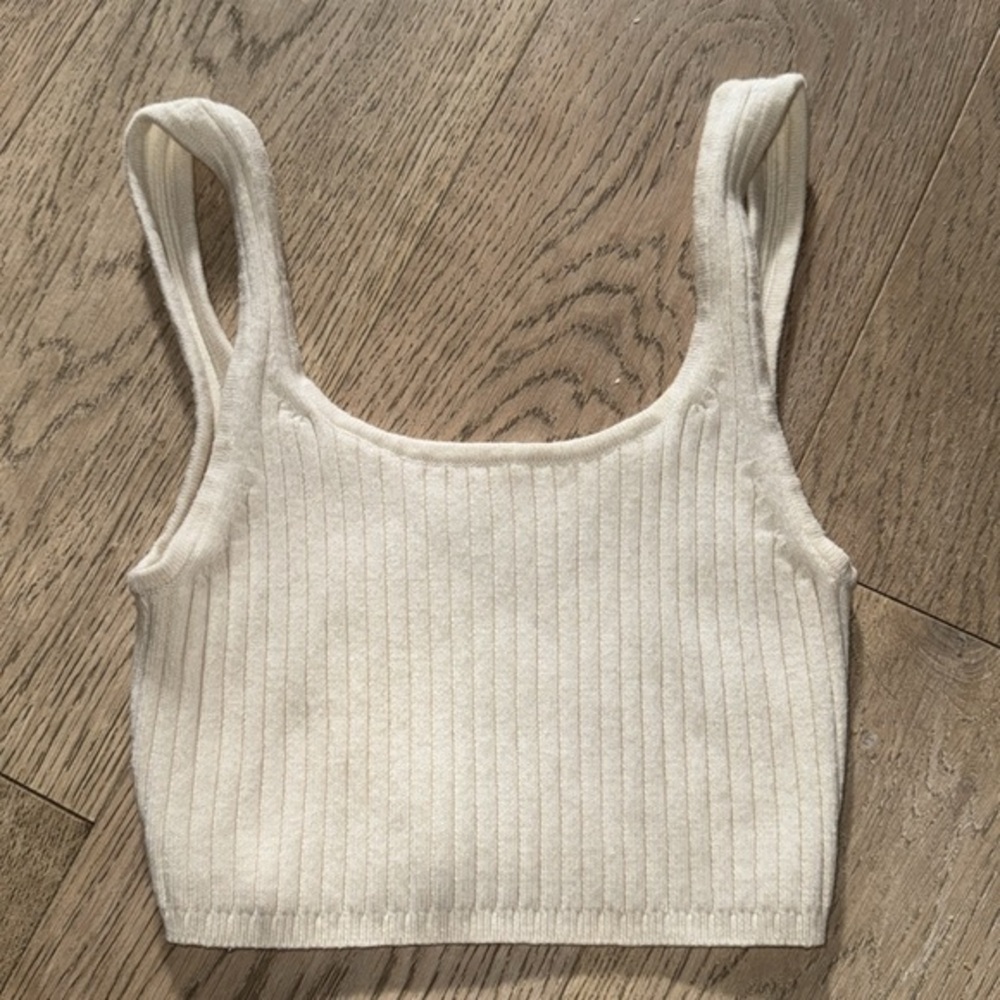 Aritzia Wilfred sweater sleeveless top
Excellent condition
Size small